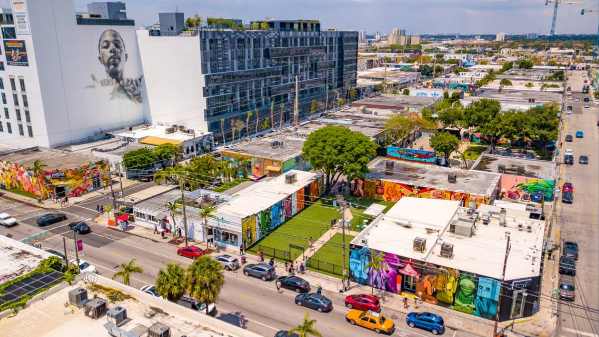 En este momento estás viendo Wynwood el vecindario que respira arte y cultura en Miami.